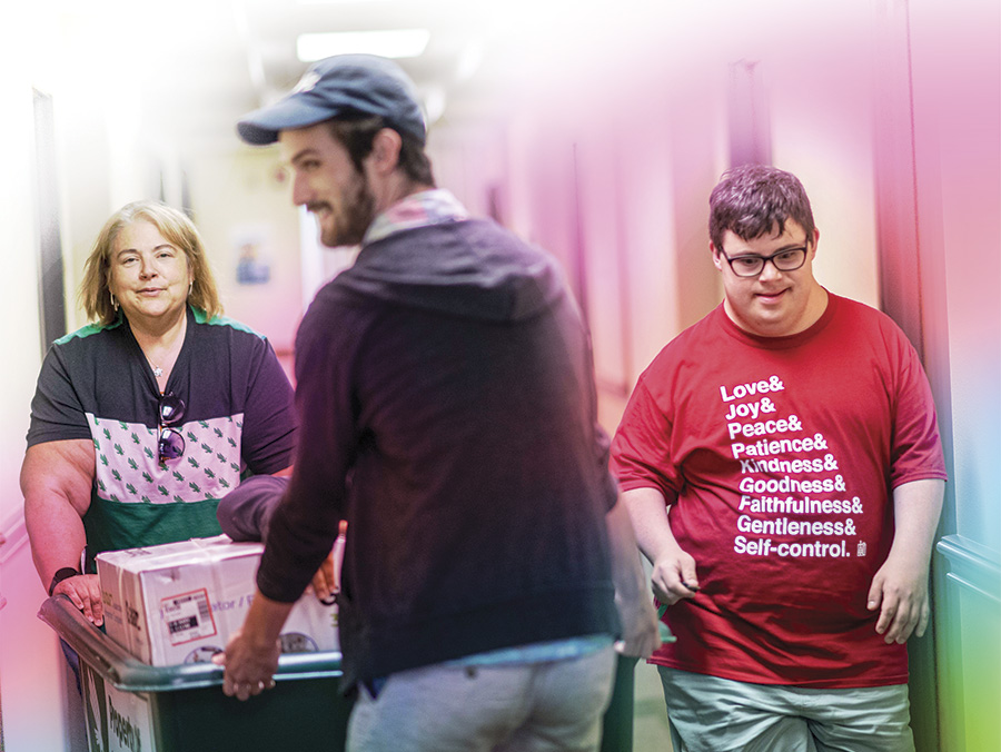 An ELEVAR family on move-in day being assisted by a student.