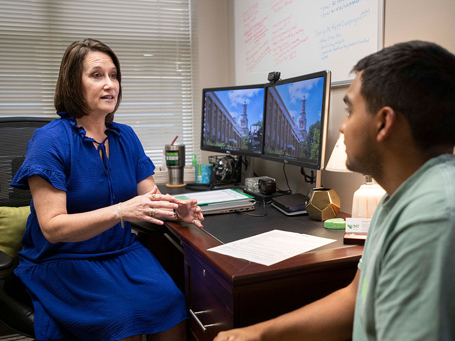 Dee Wilson talking with a student