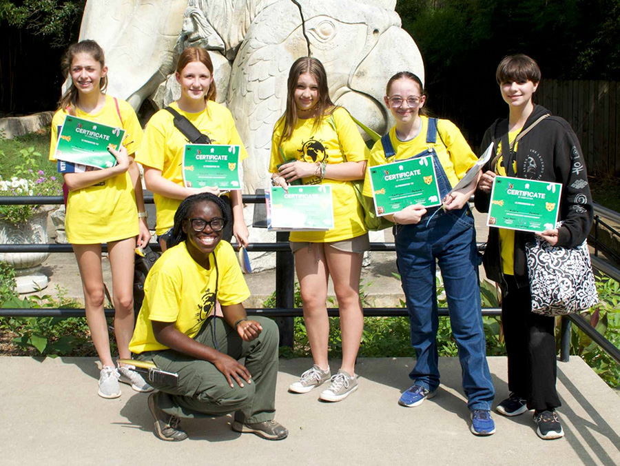 Dr. Taylor Willis (’16) with students. 